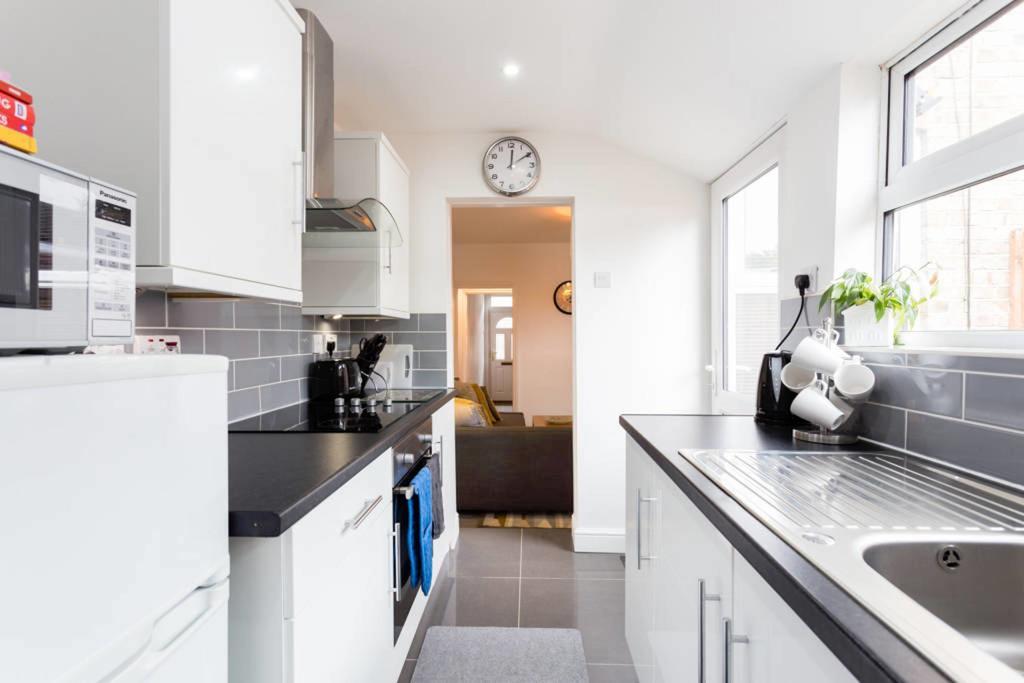 Ashton House - Stylish 2 Bedroom House, Close To Luton Town Center & Airport Luaran gambar