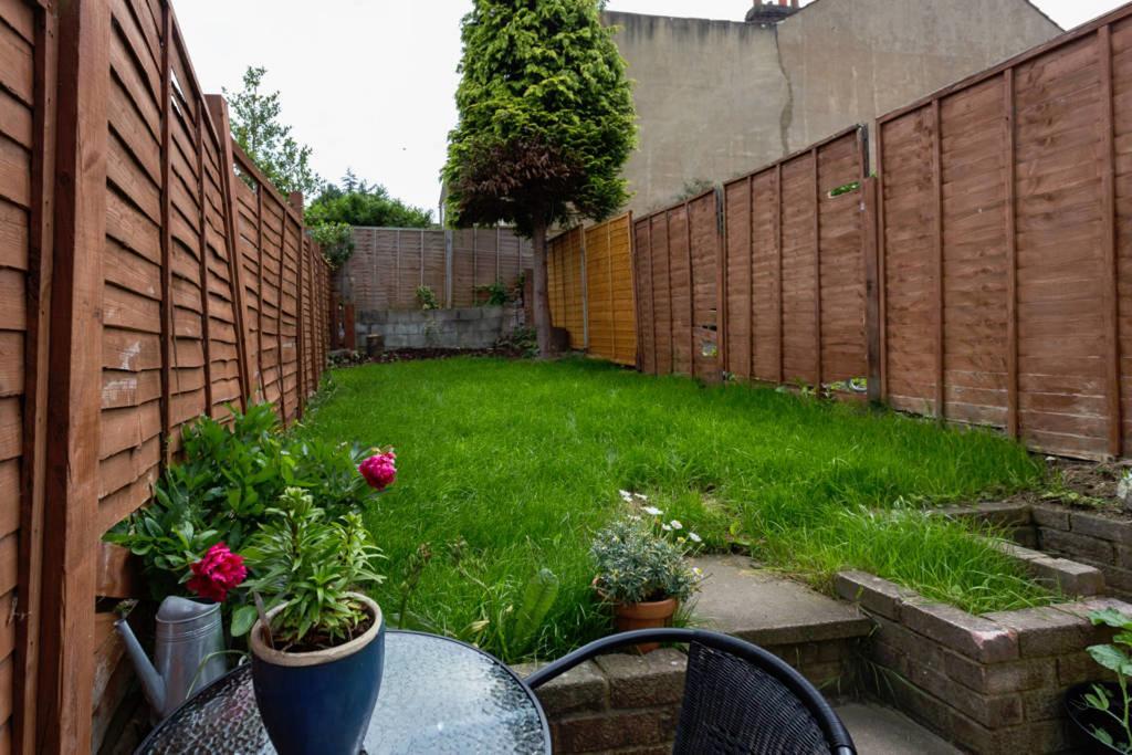 Ashton House - Stylish 2 Bedroom House, Close To Luton Town Center & Airport Luaran gambar